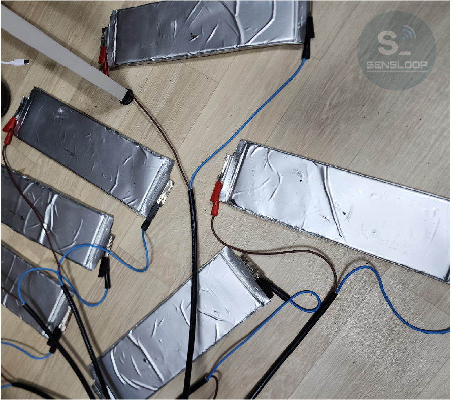 리튬이온 배터리 과방전 실험 중 파우치형 셀 전압 변화 관찰 장면