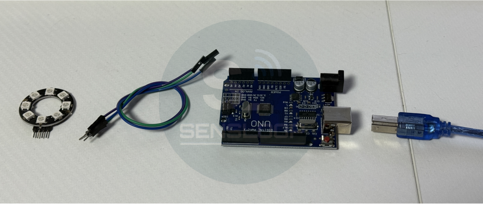 WS2812B 링 모듈, 점퍼선, 아두이노 우노 보드, USB 케이블로 구성된 실습 준비물 전체
