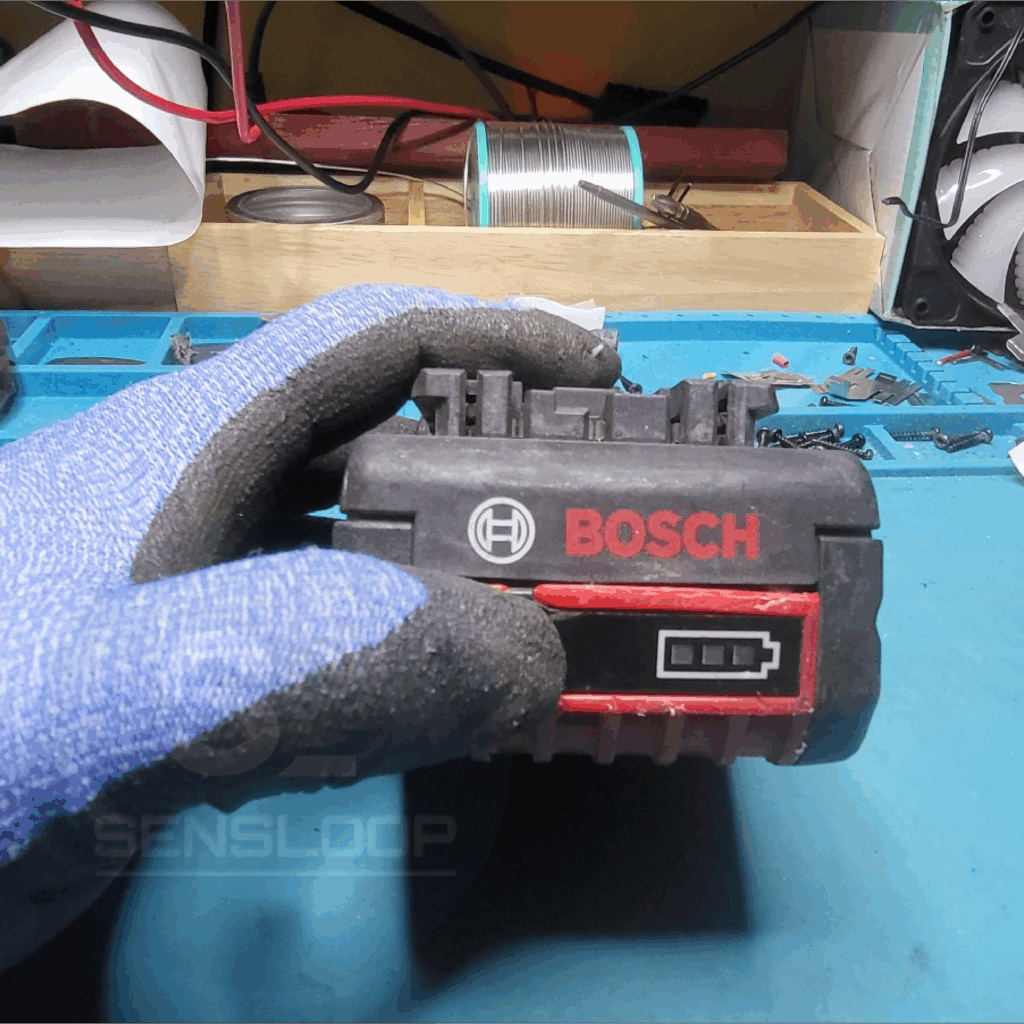 보쉬 18V 배터리의 잔량 표시 LED가 작동하지 않는 모습 -bosch-18v-sanyo-battery-repair