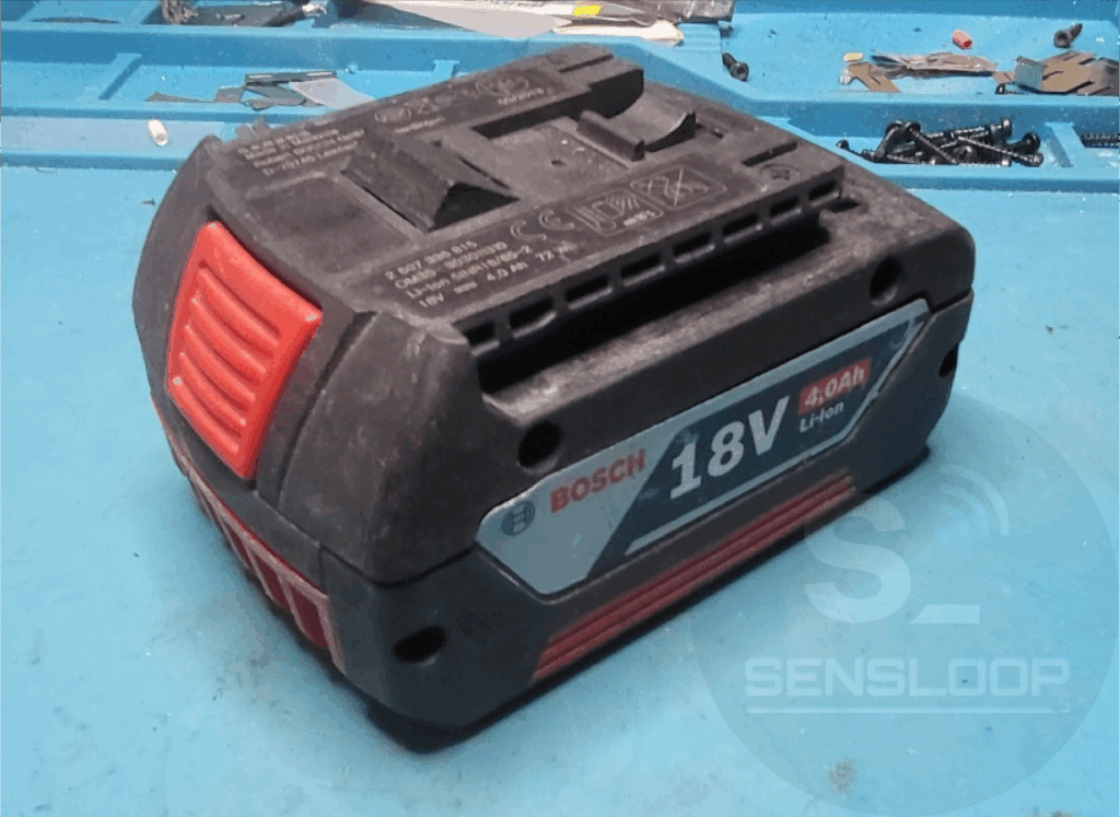 배터리 케이스까지 조립이 완료된 최종 복원 상태