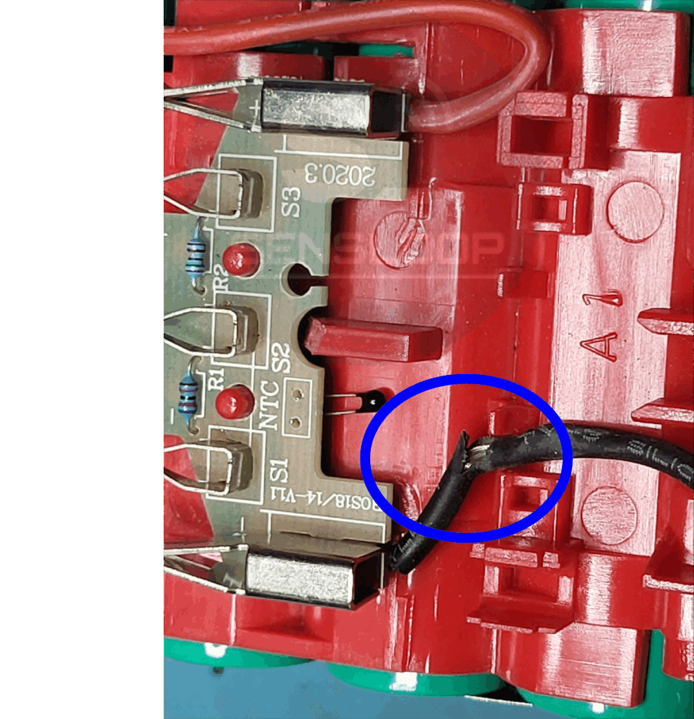 보쉬 18V 호환팩 내부 구조와 피복 손상 부위 근접 사진, 납땜 연결로 인한 발열 위험 존재