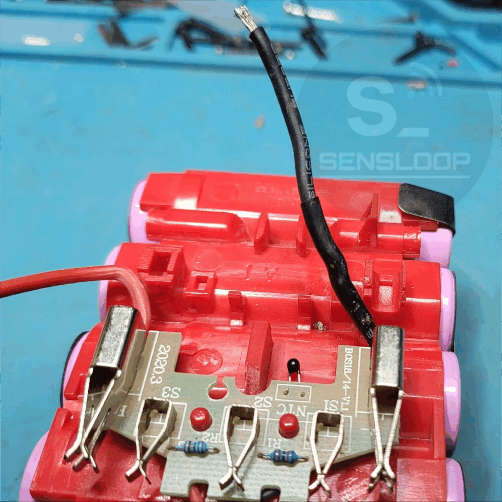 내부 점검 및 배선 정비 후 재조립된 보쉬 호환 배터리 팩 — 복원 완료 상태