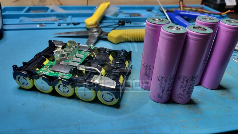 삼성 30Q 셀을 교체용으로 준비한 사진