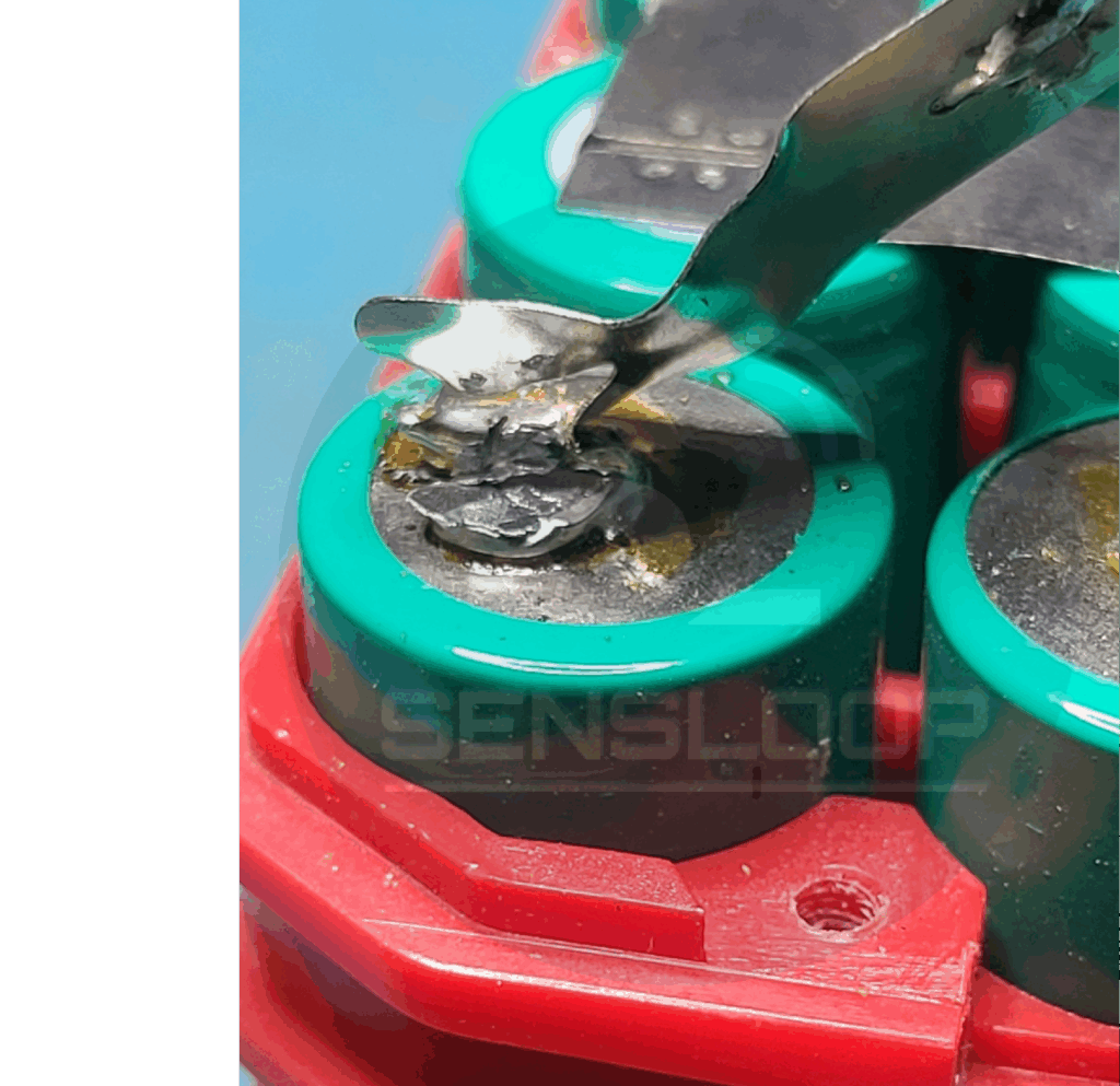 셀 단자 납땜 불량으로 인한 손상 부위 근접 사진 — 열로 인한 피복 손상 및 납땜 과열 흔적