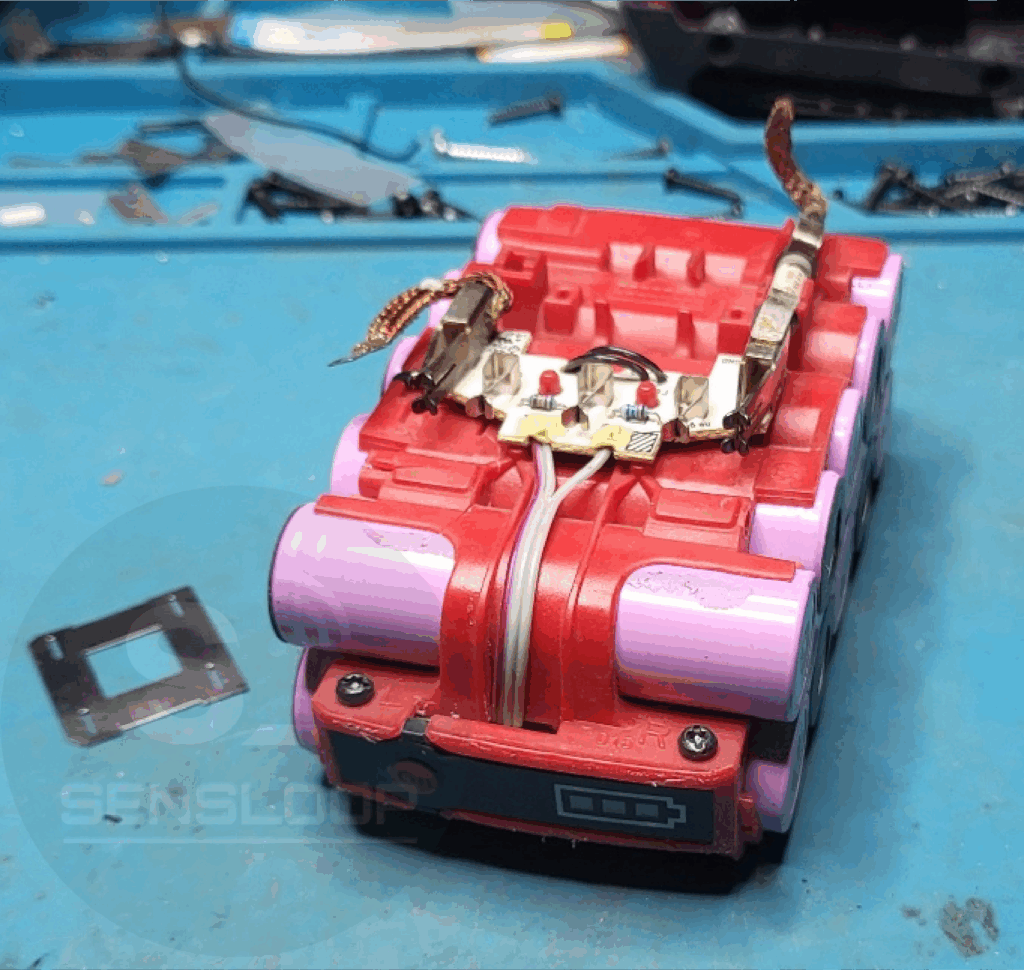 삼성 30Q 정품 셀로 교체하여 재조립된 내부 배열