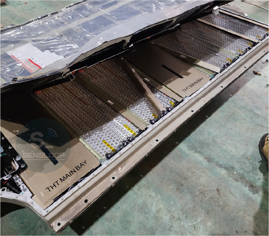 커버를 살짝 들어올리자 배터리 셀들이 보이는 모습