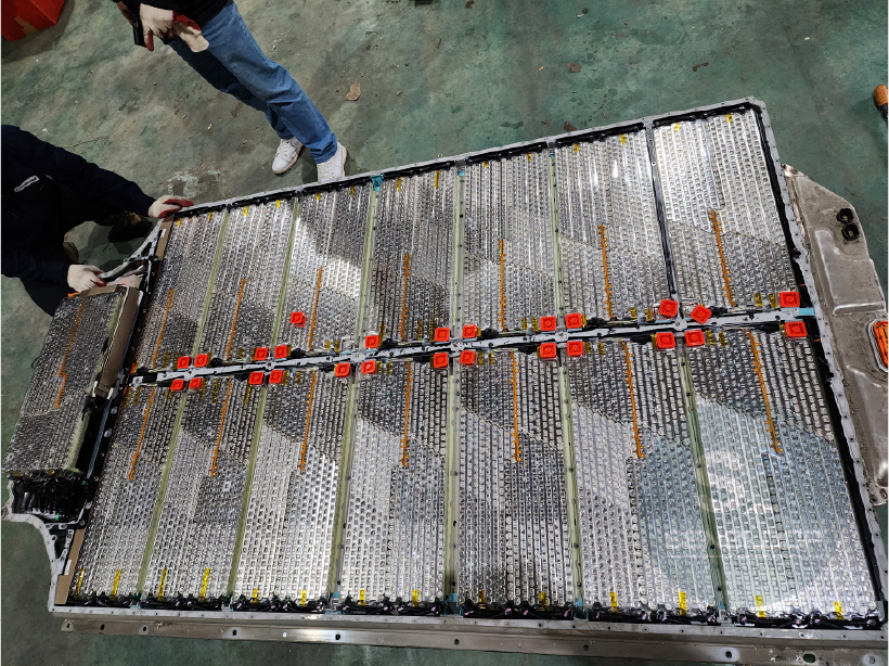 커버 제거 후 노출된 배터리 셀 배열