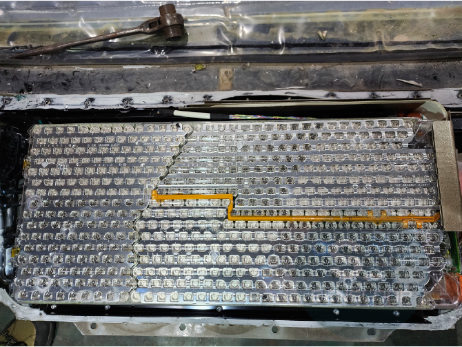 상부의 배터리 커버만 분해한 사진