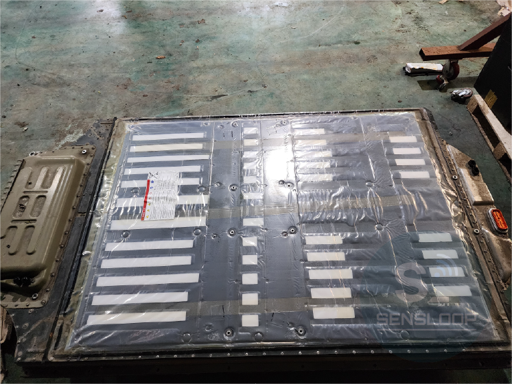 차체에서 분리된 테슬라 배터리 팩 모습