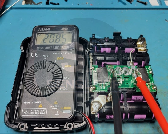 보쉬 배터리 복원 후 전압 측정 20.8V 확인 사진