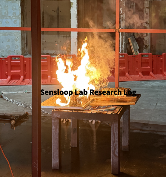리튬이온 배터리 열폭주 실험 중 화염이 분출되는 장면. 배터리 셀에서 발생한 불꽃이 격자형 실험대 위로 타오르는 모습.