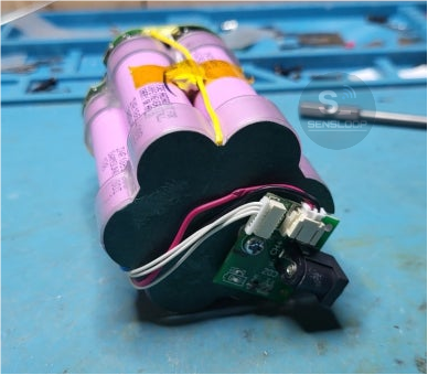 ๋ฐฐ์ ๊ณผ ๋ณดํธํ๋ก๊ฐ ์๋ฒฝํ ์ฐ๊ฒฐ๋ ๋ฐฐํฐ๋ฆฌํฉ์ ํ๋จ๋ถ ๋ชจ์ต-xiaomi-puresonic-battery-repair