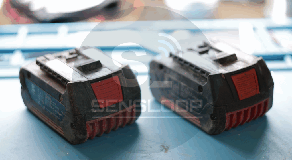 두 개의 보쉬 18V 리튬이온 배터리가 작업대 위에 놓인 모습