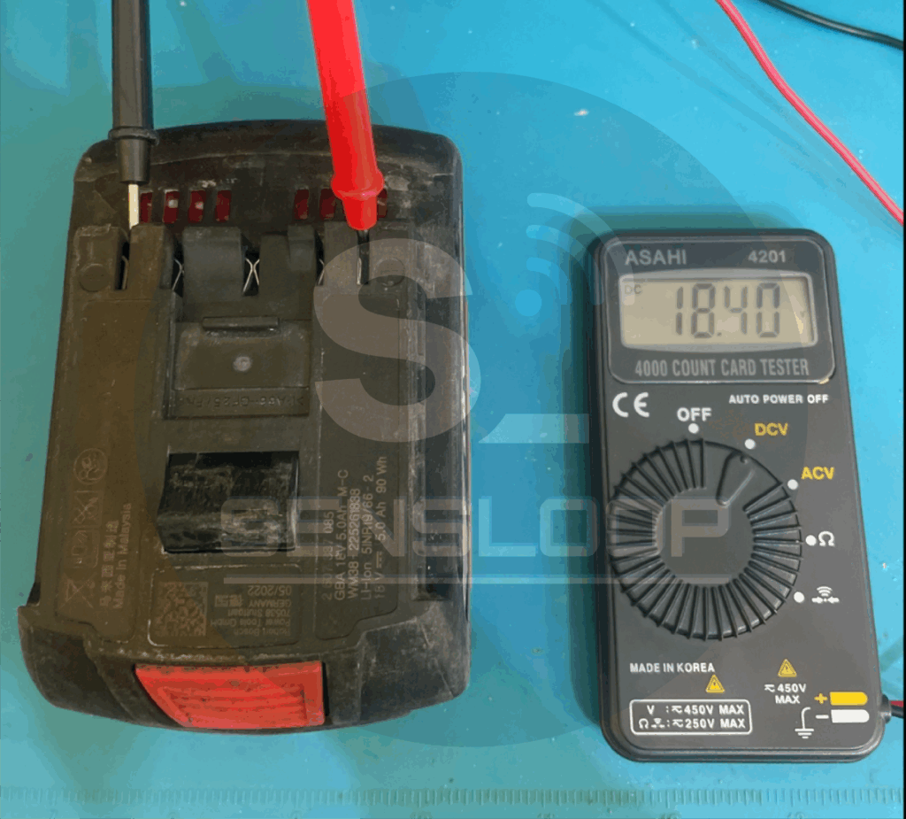 완성된 보쉬 18V 배터리의 전압을 18.4V로 측정한 테스트 결과