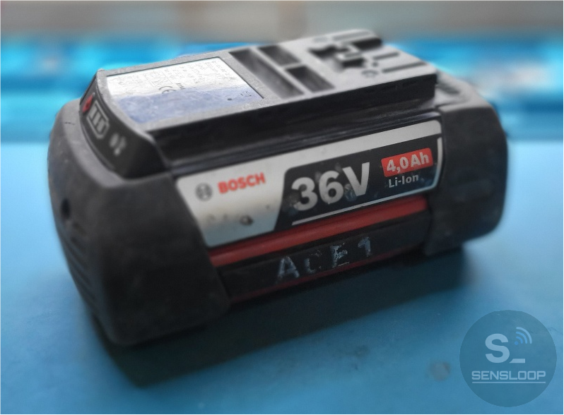 분해 전 상태의 보쉬 36V 4.0Ah 배터리. 외관 점검 및 초기 상태 확인 장면.