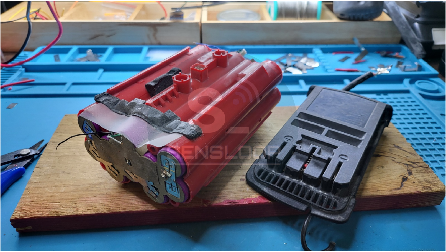 상단 커버만 분해한 보쉬 36V 배터리. 내부 점검을 위한 초기 분해 단계.