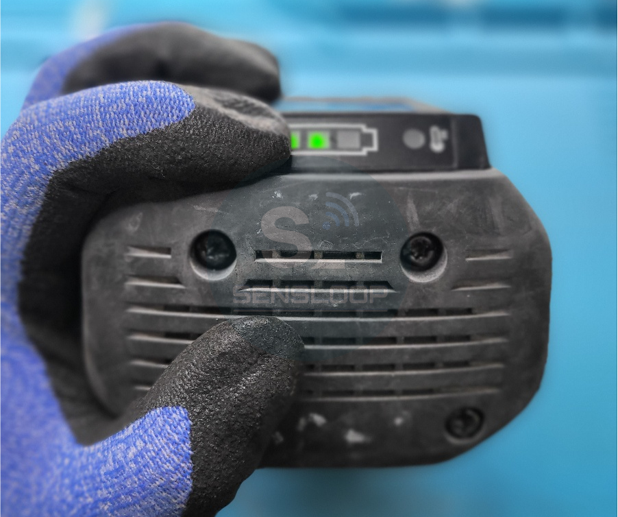 복원 전 잔량 게이지를 확인하는 모습. 두 칸까지만 표시되는 보쉬 36V 배터리 상태.