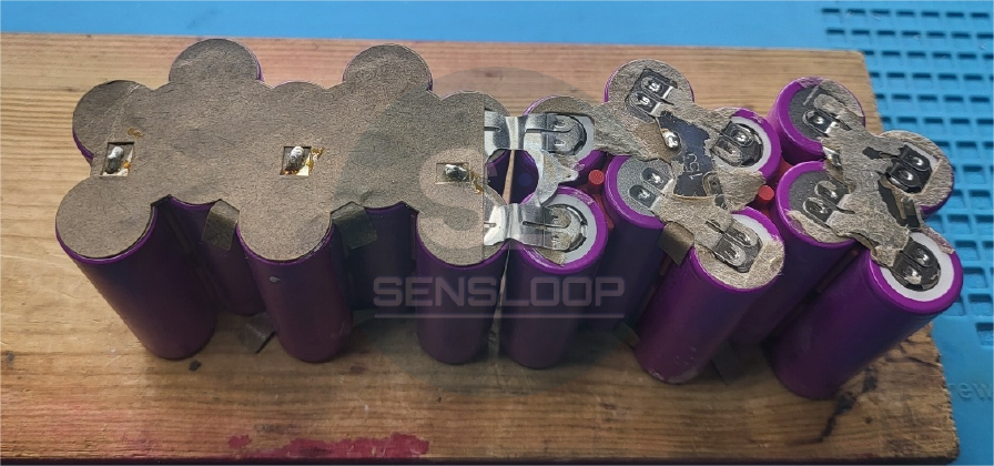 교체 전 사용된 보쉬 36V 배터리의 기존 셀 구성. 열화된 셀과 니켈 스트립 상태 확인.