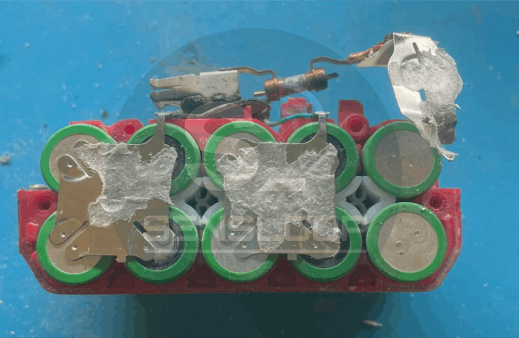 보쉬 18V 배터리팩 내부의 녹색 리튬이온 셀 배열과 손상된 연결부