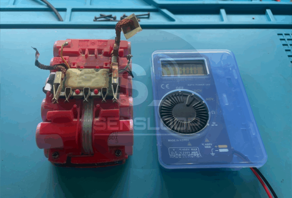 셀 교체 후 보쉬 18V 배터리 전압을 측정 중인 장면