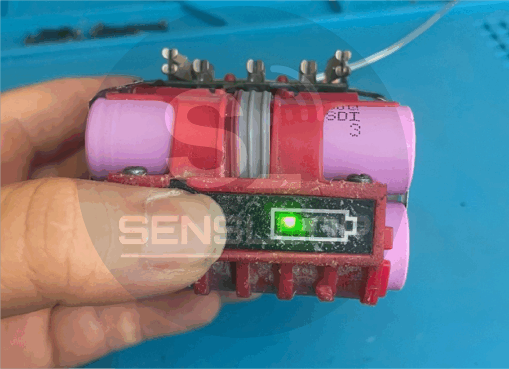 교체 완료 후 잔량 게이지 LED가 녹색으로 점등된 보쉬 배터리팩