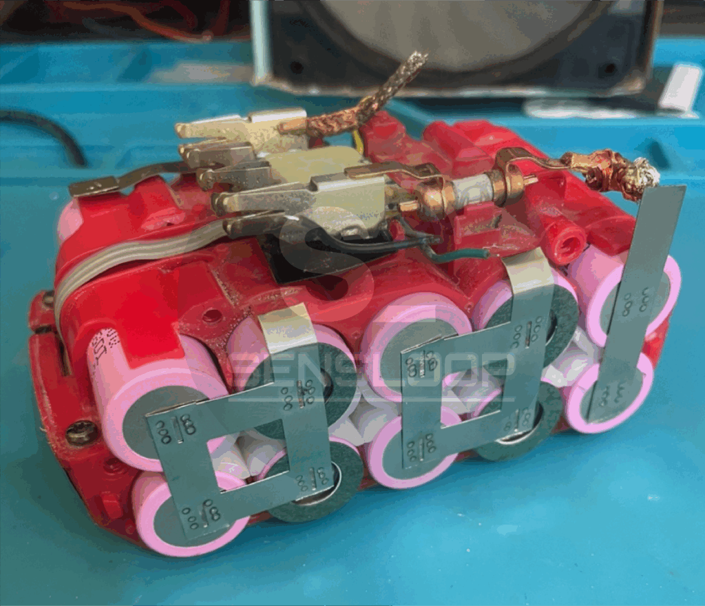 새로 조립된 삼성 30Q 셀을 5S2P 구성으로 스폿 용접한 모습