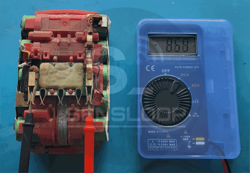 보쉬 18V 배터리 내부 회로에 테스터기를 연결해 전압 8.6V를 측정하는 모습-