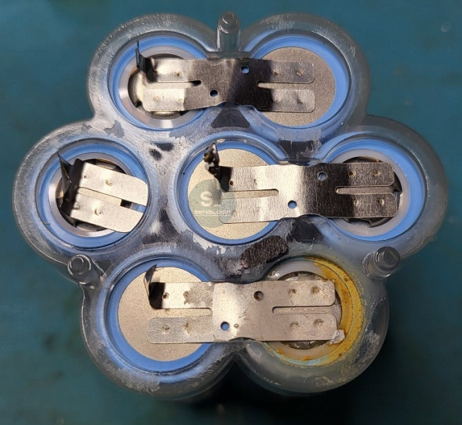 ์ ํด์ก์ด ๋์ถ๋๊ณ ๋์ผ ์คํธ๋ฆฝ์ด ๋ถ์๋ ์
์ ์๋จ ๋ชจ์ต