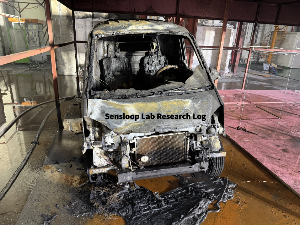 전기차 배터리 화재로 차량이 전소된 현장 모습. 배터리 열폭주로 인해 차체 전면부가 완전히 소실된 상태를 보여준다.