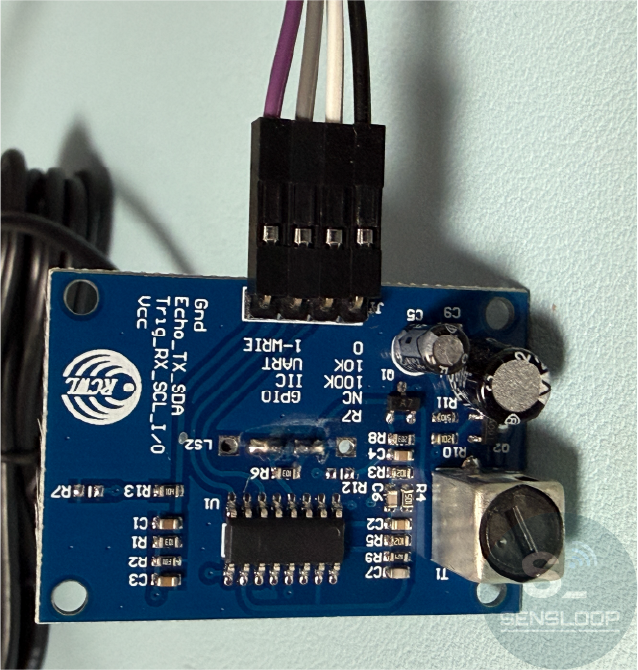 JSN-SR04T 모듈 핀을 아두이노 보드와 점퍼선으로 연결한 모습