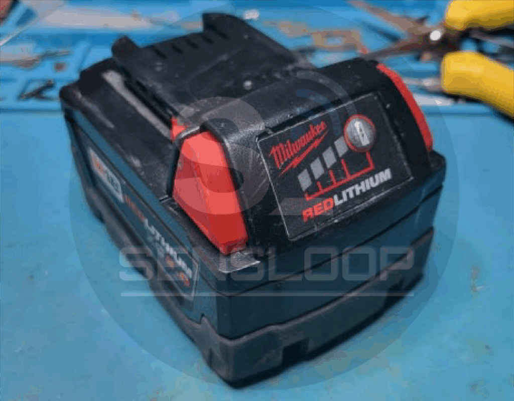 밀워키 M18 18V 6Ah 전동공구 배터리 수리. 과방전된 셀을 삼성 30Q 정품 셀로 교체하고, 전압 밸런싱과 스폿 용접을 통해 정격 6Ah로 복원했습니다.