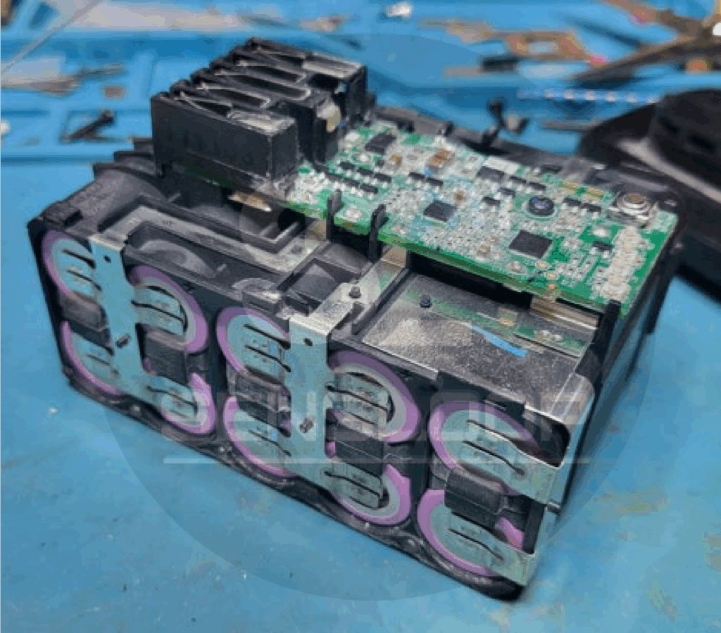 밀워키 배터리 하우징을 분해한 후 내부 회로 기판과 셀 모듈 상단 모습.