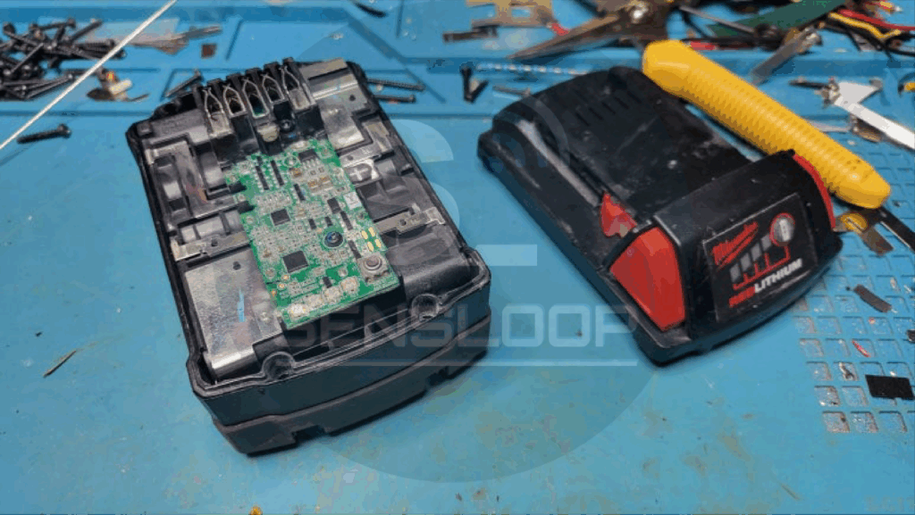 밀워키 M18 18V 6Ah 배터리 수리 전 외관 모습. 잔량 표시등이 점등되지 않는 초기 불량 상태