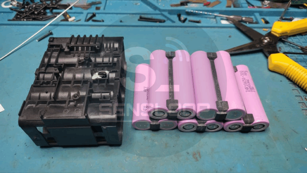 수리 전 완전 분해된 밀워키 M18 배터리 팩 전체 구조. 