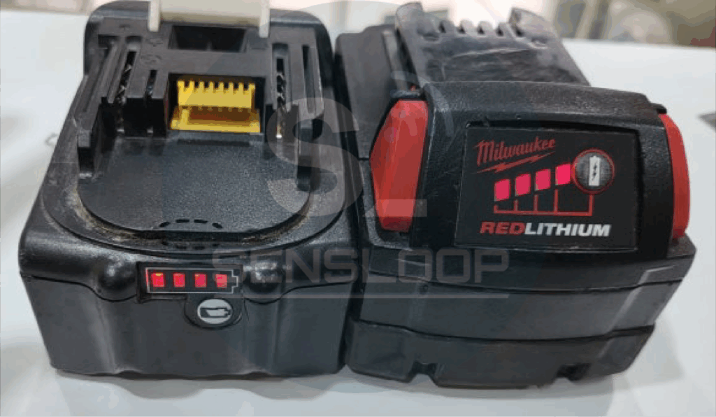 수리 완료 후 잔량 표시등이 정상적으로 작동하는 밀워키 M18 배터리. 마끼다 팩과 함께 충전 테스트 완료.