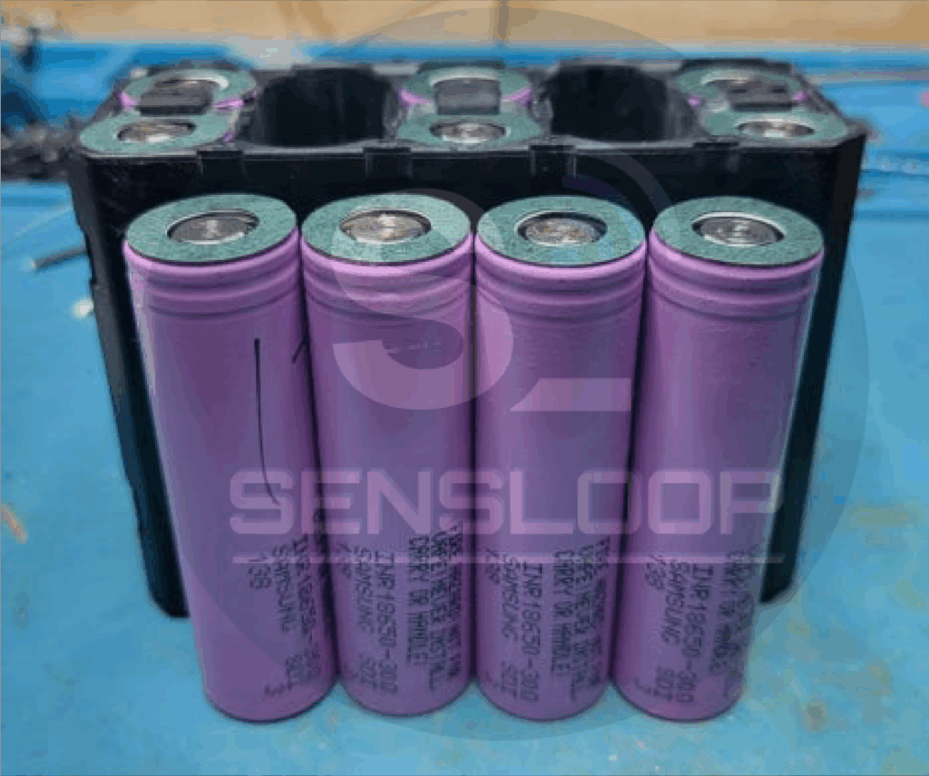 교체용으로 준비된 삼성 INR18650-30Q 셀. 4.18V로 밸런스 충전 완료된 상태.