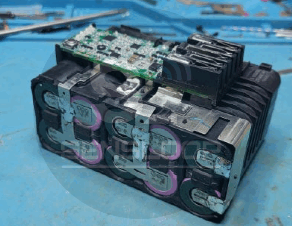 BMS 연결 완료 후 셀 밸런싱이 정상적으로 유지된 조립 상태. 모든 연결부 확인 완료.