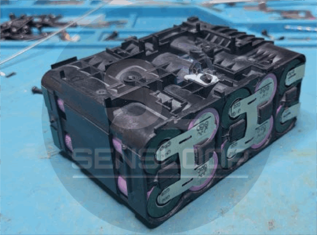 새 셀을 스팟 용접하여 조립한 후 BMS 연결 전 전압 테스트 단계. 각 셀 그룹 B1~B4 전압 확인 과정.