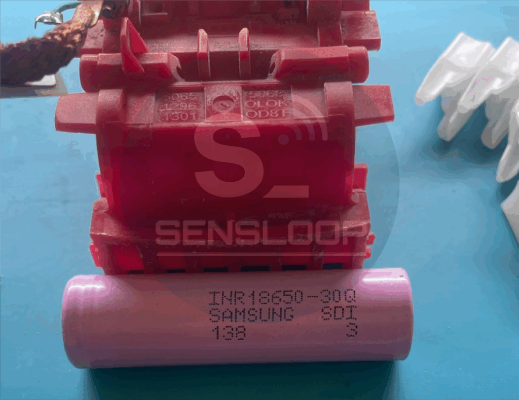 삼성 SDI INR18650-30Q 셀과 보쉬 배터리 하우징 클로즈업 이미지