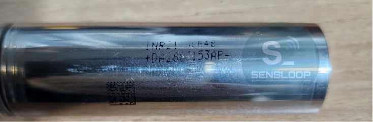 21700 배터리 셀의 각인(Marking) 및 외관을 근접 촬영한 사진입니다. 제조사 추정 및 배치코드 분석에 활용할 수 있습니다.