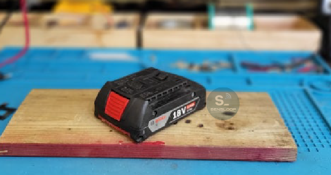 BOSCH 18V 3Ah cell imbalance를 위해 작업대 위에 놓인 배터리팩의 외관 모습. 수리 전 기본 상태를 기록한 이미지입니다. 