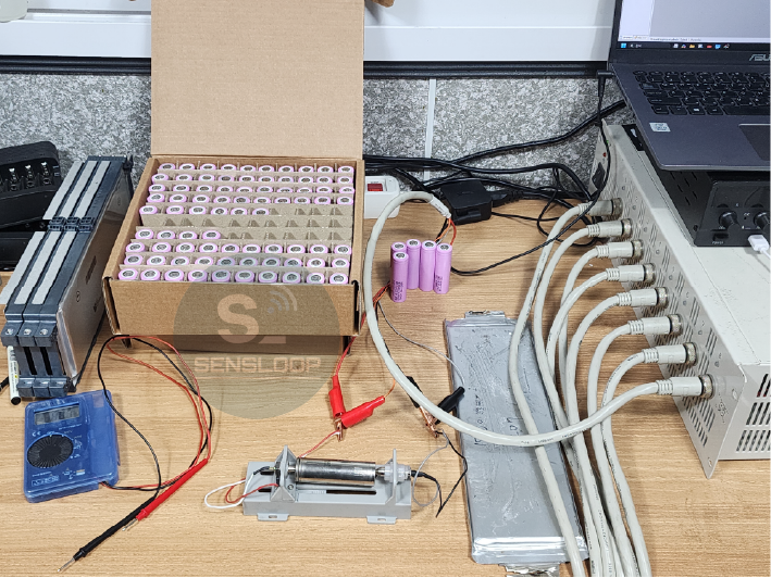 21700 셀 성능 테스트를 진행한 실험 환경 전체 구성입니다. 충방전 장비, 셀 홀더, 계측기 등 실제 측정 시스템의 구성을 한눈에 확인할 수 있습니다