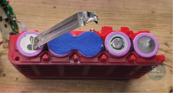 BOSCH 18V 3Ah cell imbalance 를 위해 셀 그룹 상단에서 니켈 스트립이 들린 상태를 촬영한 이미지로, 전압이 낮았던 셀들의 분해 과정이 기록되어 있습니다.