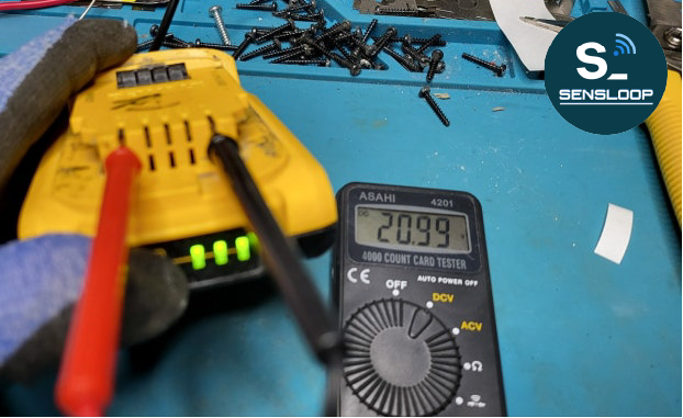 수리 후 전압이 20.99V로 복원되어 정상 작동이 확인된 장면.