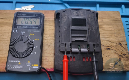 완전 조립 후 멀티미터로 전체 출력 전압을 측정한 장면. 20.54V로 정상 범위임을 보여주는 이미지입니다.