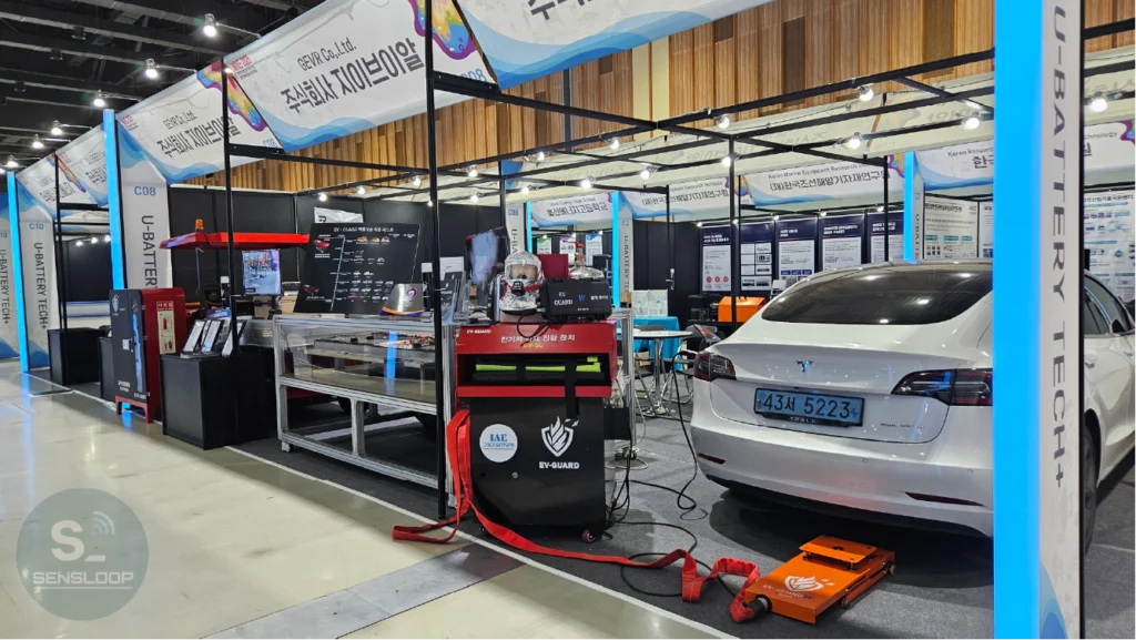 WAVE 2025 중소기업 GEVR 부스 전경. 전기차 배터리 화재 대응 장비와 EV-GUARD 시스템이 전시된 모습.