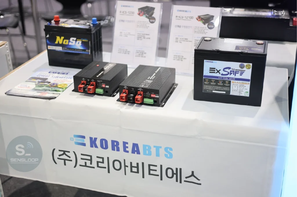 LFP 배터리와 주행충전기 등 주력 제품이 전시된 테이블 모습