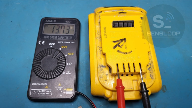 수리 전 전압을 측정하니 13.7V로 확인된 디월트 18V 배터리팩의 상태.