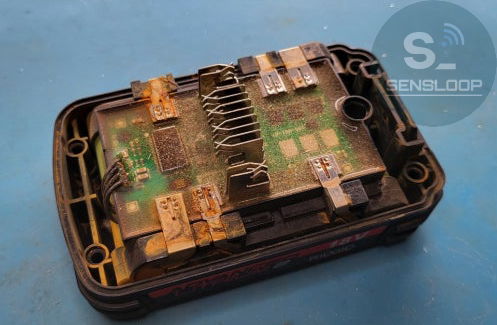 ์๋ถ ์ผ์ด์ค๋ฅผ ์ด๊ณ BMS ๋ณด๋์ ์ํ๋ฅผ ํ์ธํ๋ ์ฅ๋ฉด