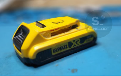 입고된 디월트 XR 18V 배터리팩 외형. 외부 손상 없이 내부 셀 불량이 원인이었던 사례.